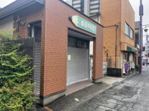 重田平和堂の外観と中山法華経寺参道沿いの様子（2026年4月27日筆者撮影）