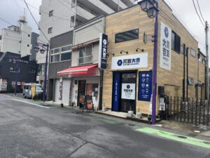 中山商店会沿いの4代目松屋食堂と買取大吉 下総中山店の並びにある薬局開局予定地（2026年4月27日筆者撮影）