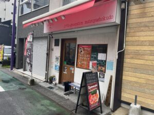 下総中山駅北口近くの4代目松屋食堂と隣の薬局開局予定地の外観（2026年4月27日筆者撮影）