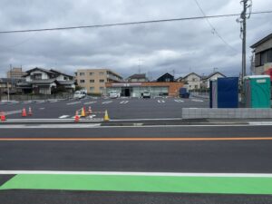 駐車場整備が進むセブンイレブン松戸高塚新田店の店舗外観と入口付近（2026年6月5日筆者撮影）