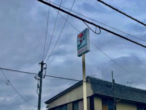 セブンイレブン松戸高塚新田店の6月25日オープン予定を知らせる看板（2026年6月5日筆者撮影）
